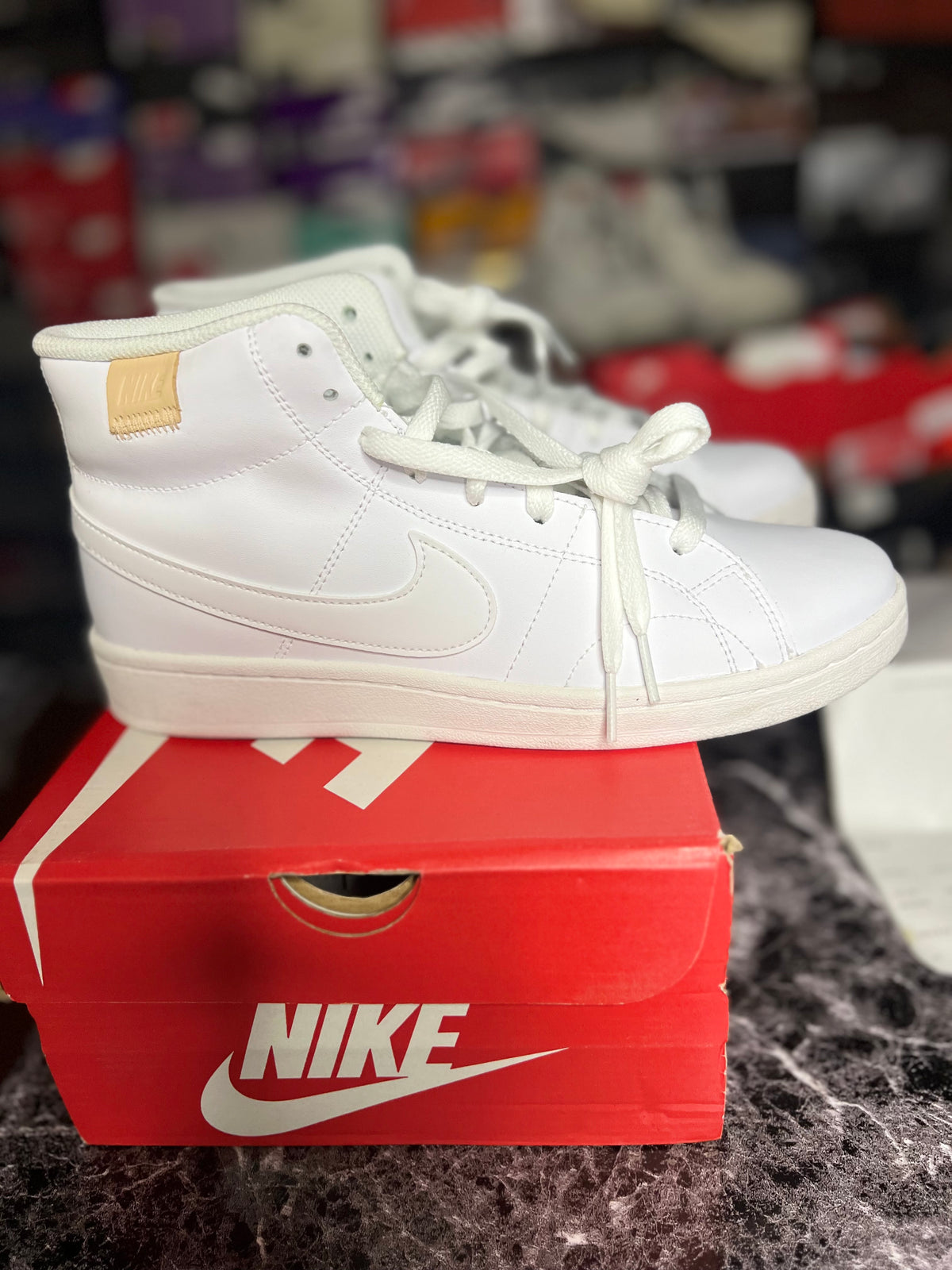 The Nike Women's Court Royale 2 Mid 9.5W *NEW*